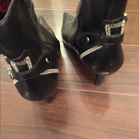 Black pointed toe booties - Picture 4 of 8